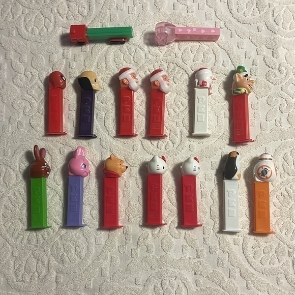 Assorted Discontinued and Vintage Pez Dispensers - Picture 4 of 7